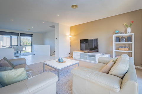 Stylish 3 Bedroom Townhouse - Free Parking - Accommodation Asia 1