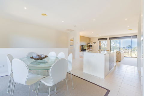 Stylish 3 Bedroom Townhouse - Free Parking - Accommodation Asia 14