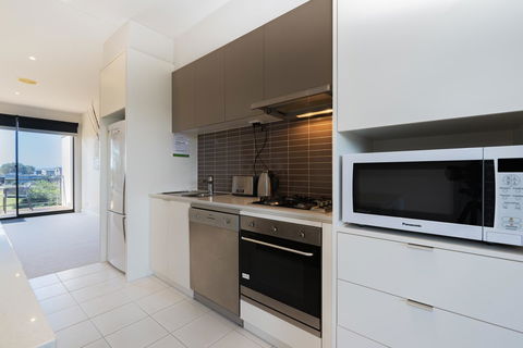 Stylish 3 Bedroom Townhouse - Free Parking - Accommodation Asia 10