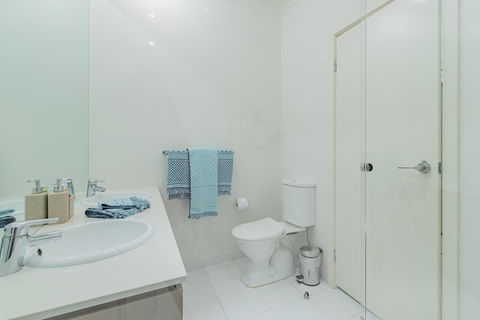 Stylish 3 Bedroom Townhouse - Free Parking - Accommodation Asia 18