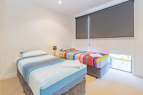 Stylish 3 Bedroom Townhouse - Free Parking - Accommodation Asia 8