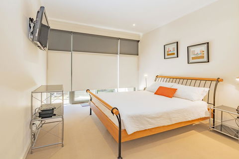 Stylish 3 Bedroom Townhouse - Free Parking - Accommodation Asia 19