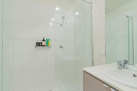 Stylish 3 Bedroom Townhouse - Free Parking - Accommodation Asia 17