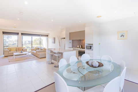 Stylish 3 Bedroom Townhouse - Free Parking - Accommodation Asia 2