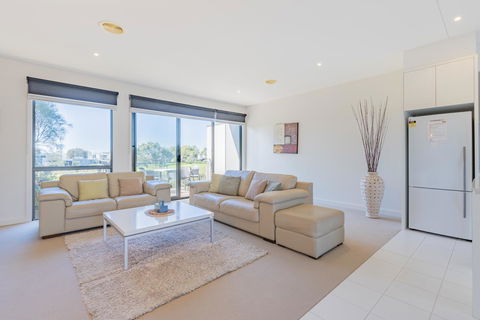 Stylish 3 Bedroom Townhouse - Free Parking - Accommodation Asia 16