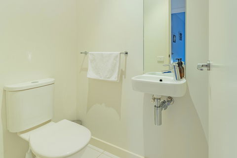 Stylish 3 Bedroom Townhouse - Free Parking - Accommodation Asia 22