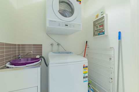 Stylish 3 Bedroom Townhouse - Free Parking - Accommodation Asia 21