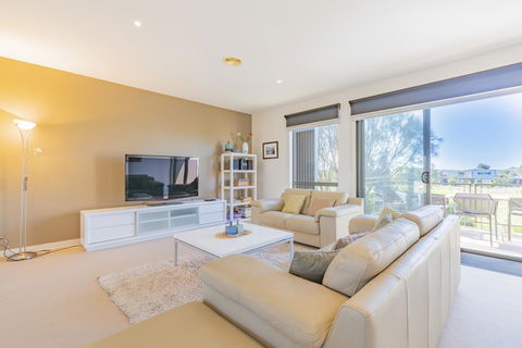 Stylish 3 Bedroom Townhouse - Free Parking - Accommodation Asia 9