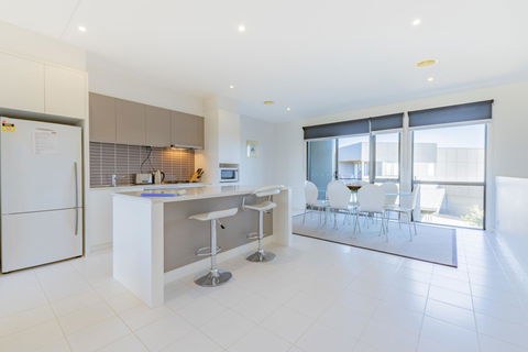 Stylish 3 Bedroom Townhouse - Free Parking - Accommodation Asia 3