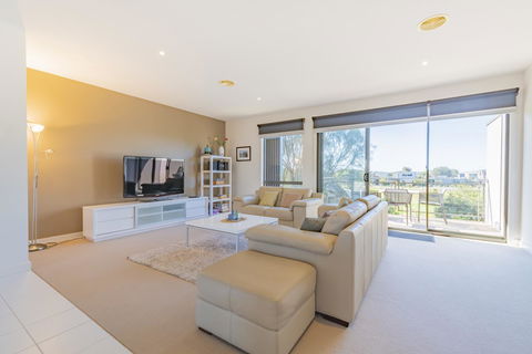 Stylish 3 Bedroom Townhouse - Free Parking - Accommodation Asia 15