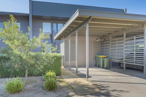 Stylish 3 Bedroom Townhouse - Free Parking - Accommodation Asia 24