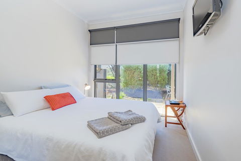 Stylish 3 Bedroom Townhouse - Free Parking - Accommodation Asia 7
