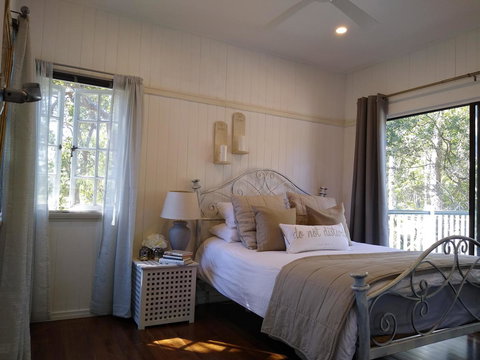 Lake Weyba Noosa Lodge & Kangaroos - Accommodation Asia 1