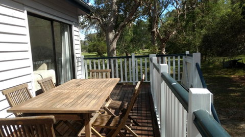 Lake Weyba Noosa Lodge & Kangaroos - Accommodation Asia 21