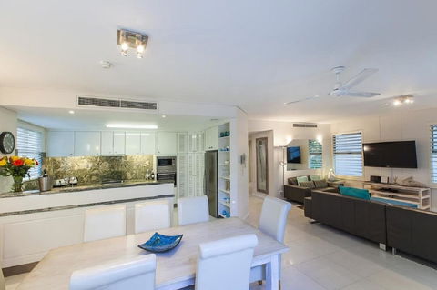 Emerald Noosa - Accommodation Asia 9