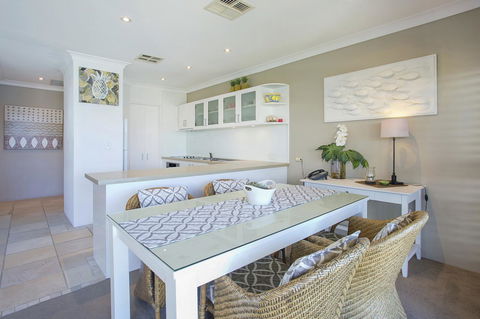 Noosa Shores Resort - Accommodation Asia 24
