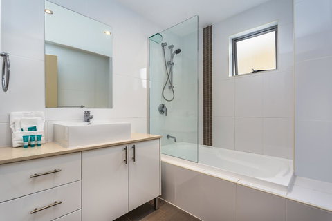 Redvue Holiday Apartments - Accommodation Asia 12