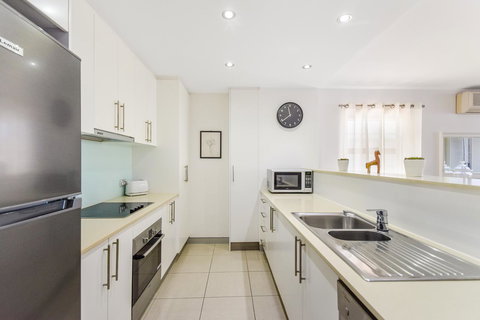 Redvue Holiday Apartments - Accommodation Asia 5