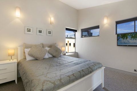 Redvue Holiday Apartments - Accommodation Asia 32