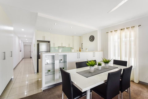 Redvue Holiday Apartments - Accommodation Asia 4