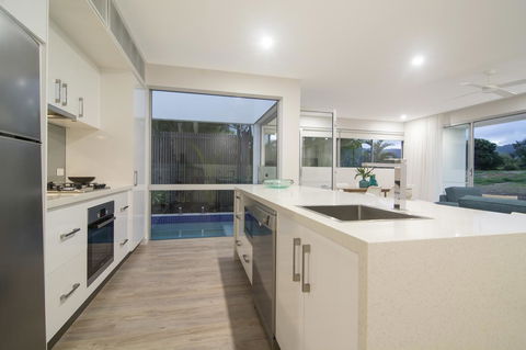 Pool Resort Port Douglas - Accommodation Guide 40