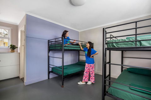 Backpackers In Paradise 18-35 Hostel - Accommodation China 3
