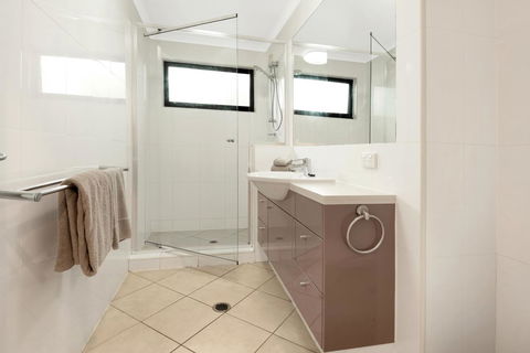 Shorelines - Accommodation Asia 6