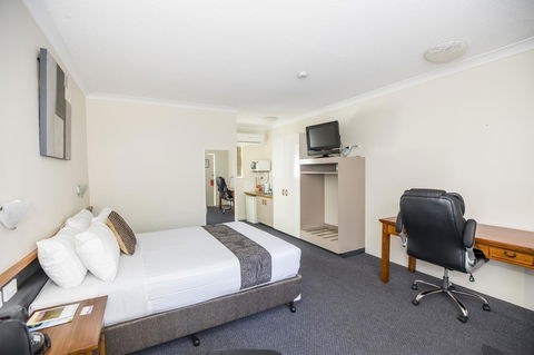 Emerald Maraboon Motor Inn - Accommodation Asia 22