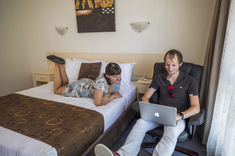 Emerald Maraboon Motor Inn - Accommodation Asia 35