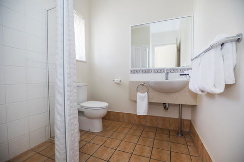 Emerald Maraboon Motor Inn - Accommodation Asia 38