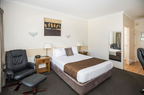Emerald Maraboon Motor Inn - Accommodation Asia 36