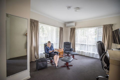 Emerald Maraboon Motor Inn - Accommodation Asia 44