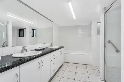 Roydon Beachfront Apartments - Accommodation China 23