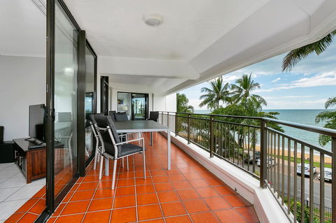 Roydon Beachfront Apartments - Accommodation China 0