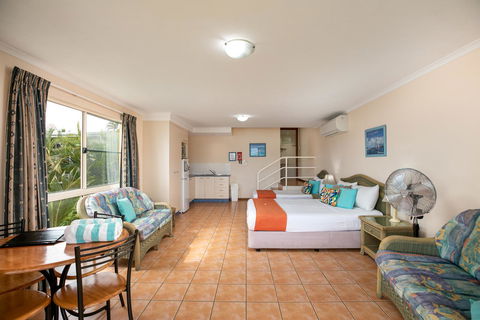 Sunlit Waters Studio Apartments - Accommodation Asia 42
