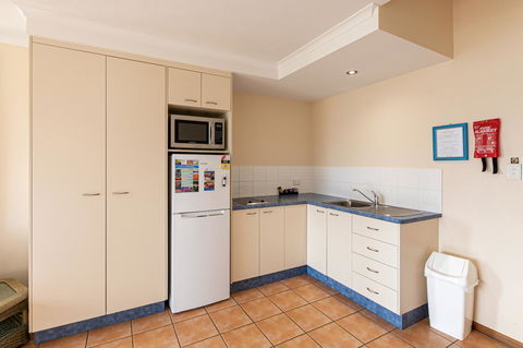 Sunlit Waters Studio Apartments - Accommodation Asia 40