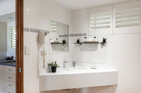 Sunlit Waters Studio Apartments - Accommodation Asia 26