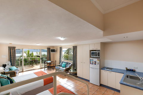 Sunlit Waters Studio Apartments - Accommodation Asia 38