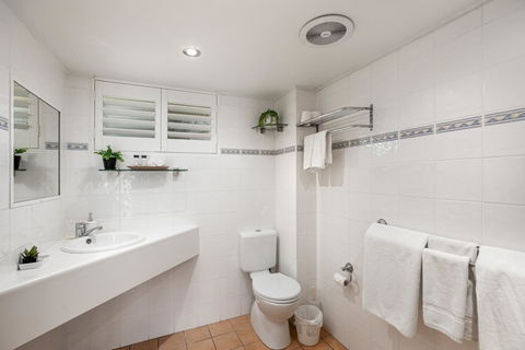 Sunlit Waters Studio Apartments - Accommodation Asia 36