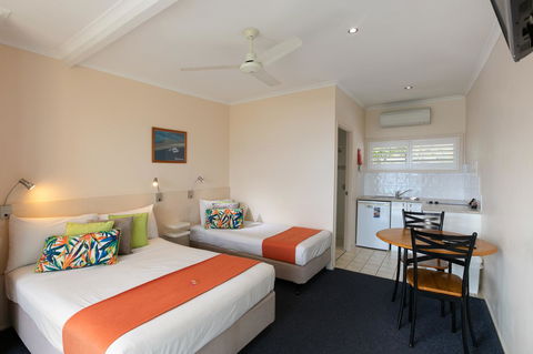 Sunlit Waters Studio Apartments - Accommodation Asia 21
