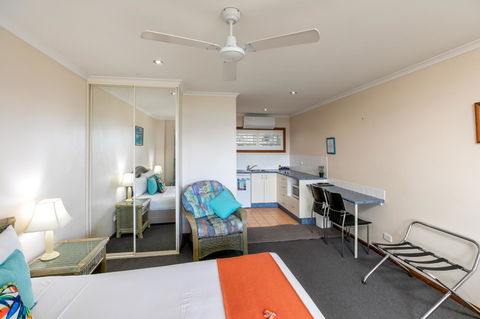 Sunlit Waters Studio Apartments - Accommodation Asia 13