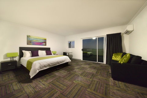 Mackay Oceanside Central Hotel Official - Accommodation Guide 24