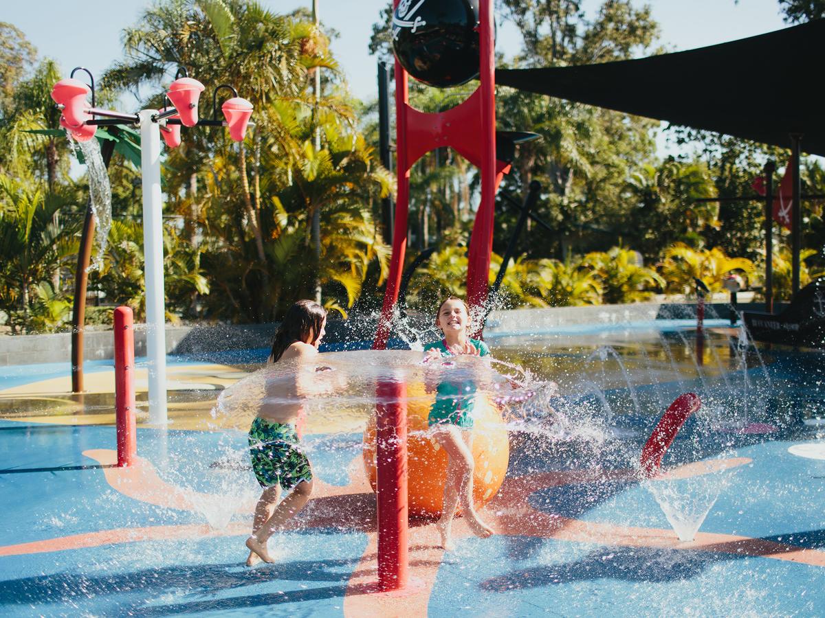 Biggera Waters QLD Accommodation China