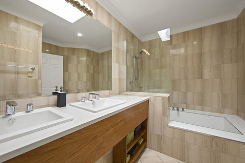 Montipora Unit 3 - In The Heart Of Airlie, Wi-fi And Netflix - Accommodation Asia 8