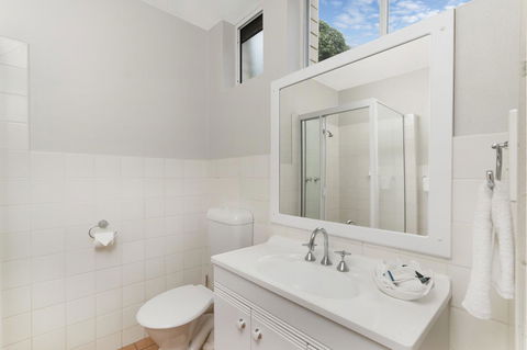 The Robert Towns - Accommodation Guide 5