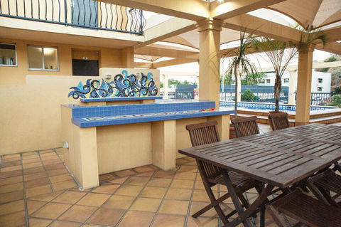 The Robert Towns - Accommodation Guide 7