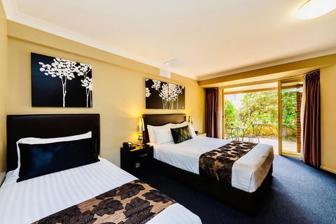 Ambassador On Ruthven - Accommodation Guide 1