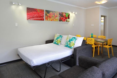 Palm Beach Hotel - Accommodation Guide 22