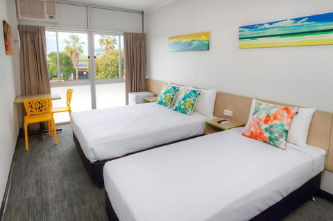 Palm Beach Hotel - Accommodation Guide 0