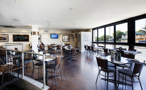 Palm Beach Hotel - Accommodation Guide 8